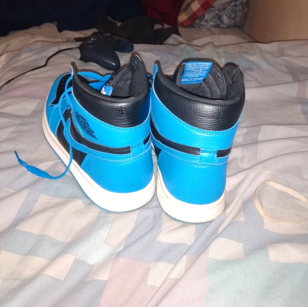 Nike Air Jordan 1 - Picture 2 of 3
